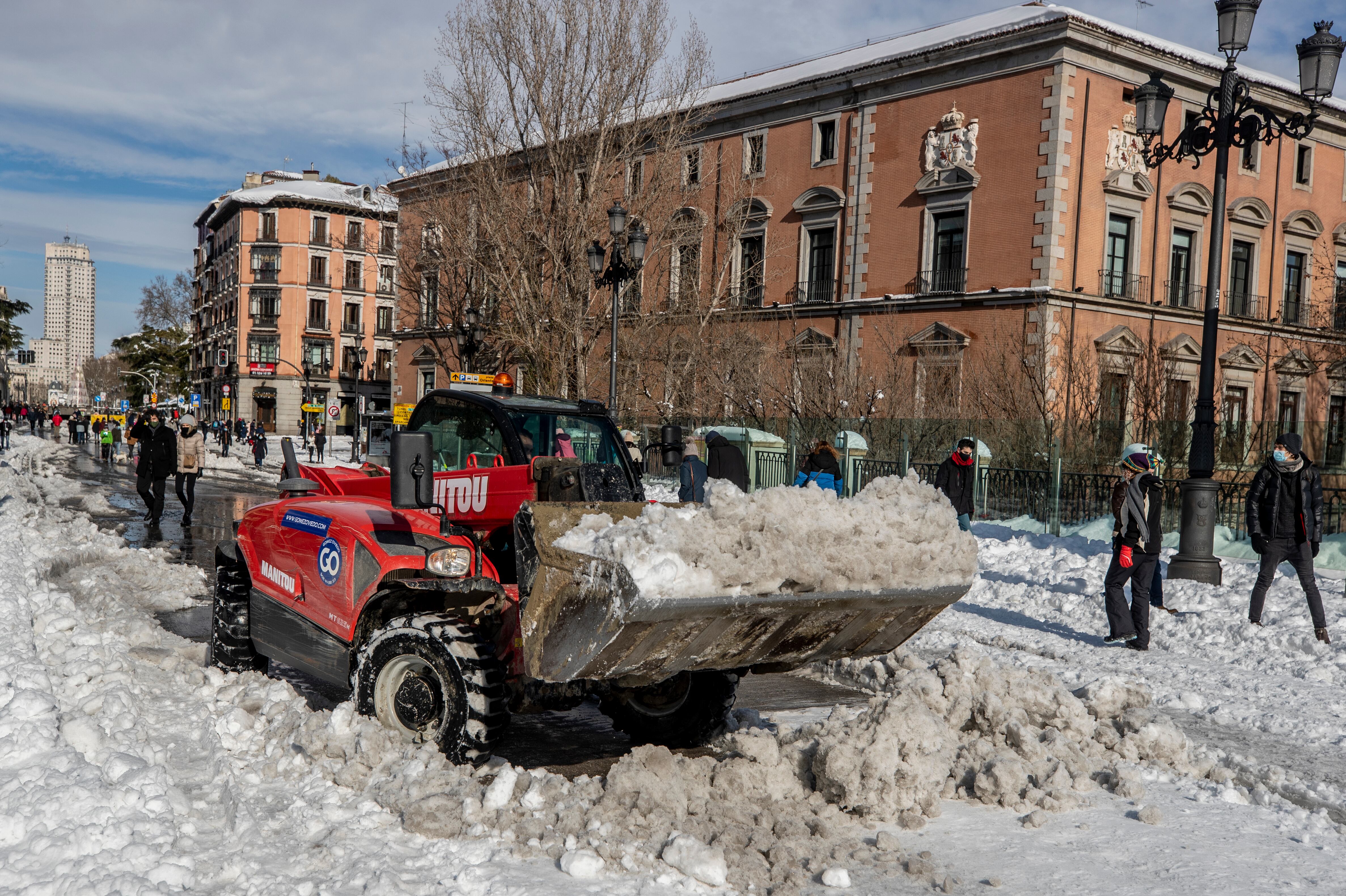 Una barredora despeja nieve en el centro de Madrid.