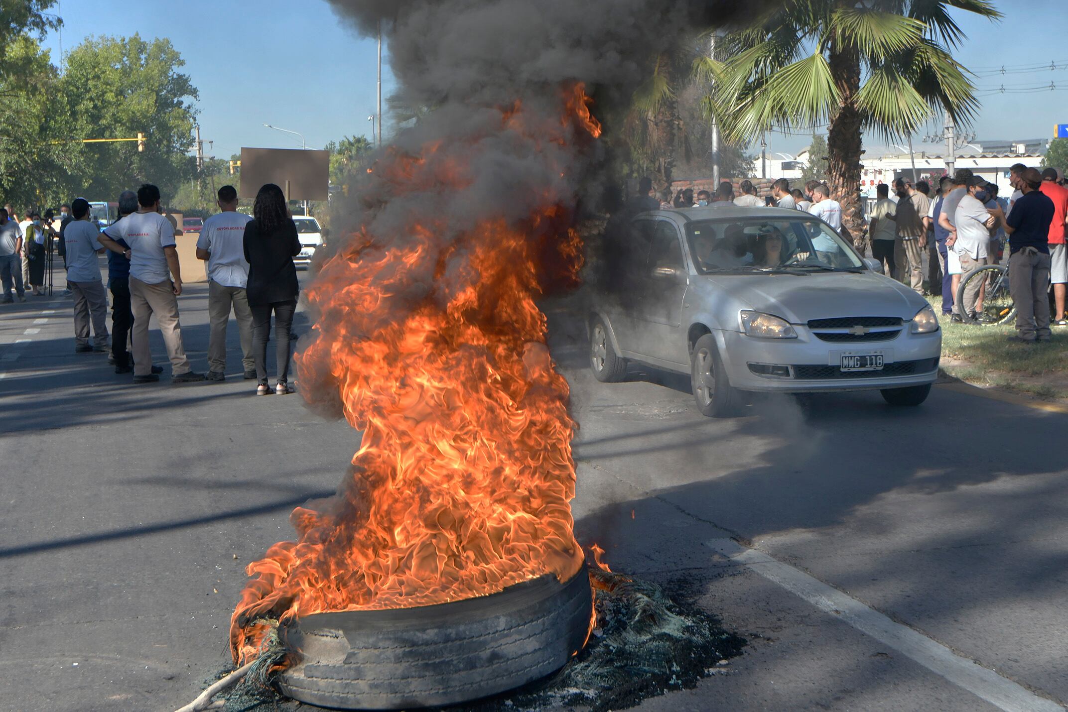 Compañeros del trabajador asesinado esta mañana en Las Heras realizaron cortes del Acceso Norte en señal de protesta. / Orlando Pelichotti/ Los Andes