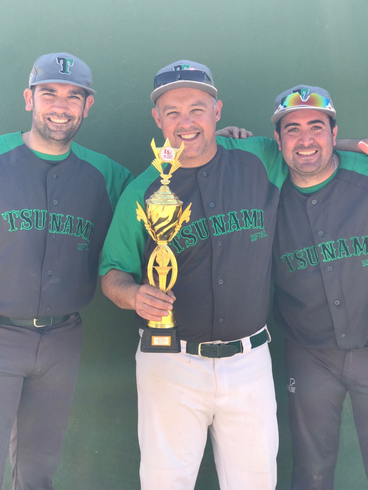 Damián Fontemacci, coach del elenco maipucino, con el trofeo.