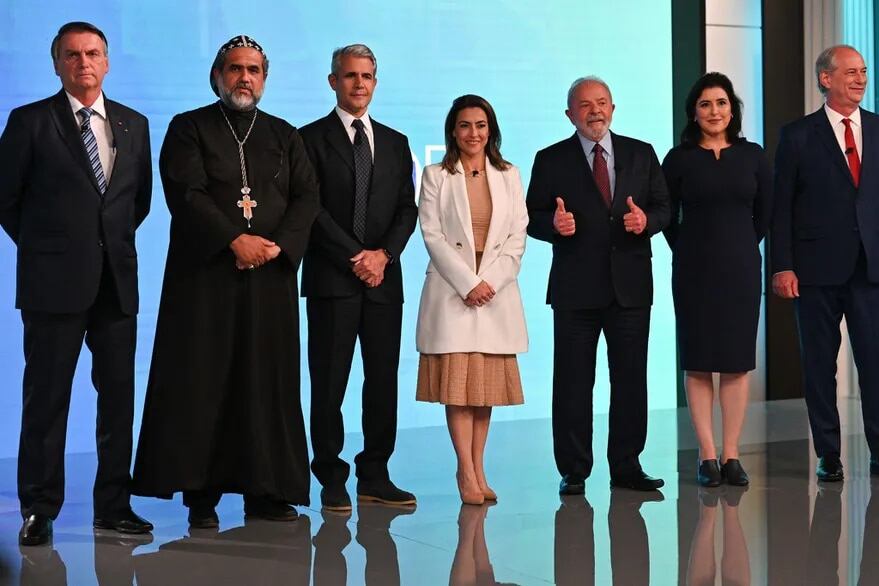 Los candidatos presidenciales en Brasil minutos antes de que iniciara el último debate antes de las elecciones.