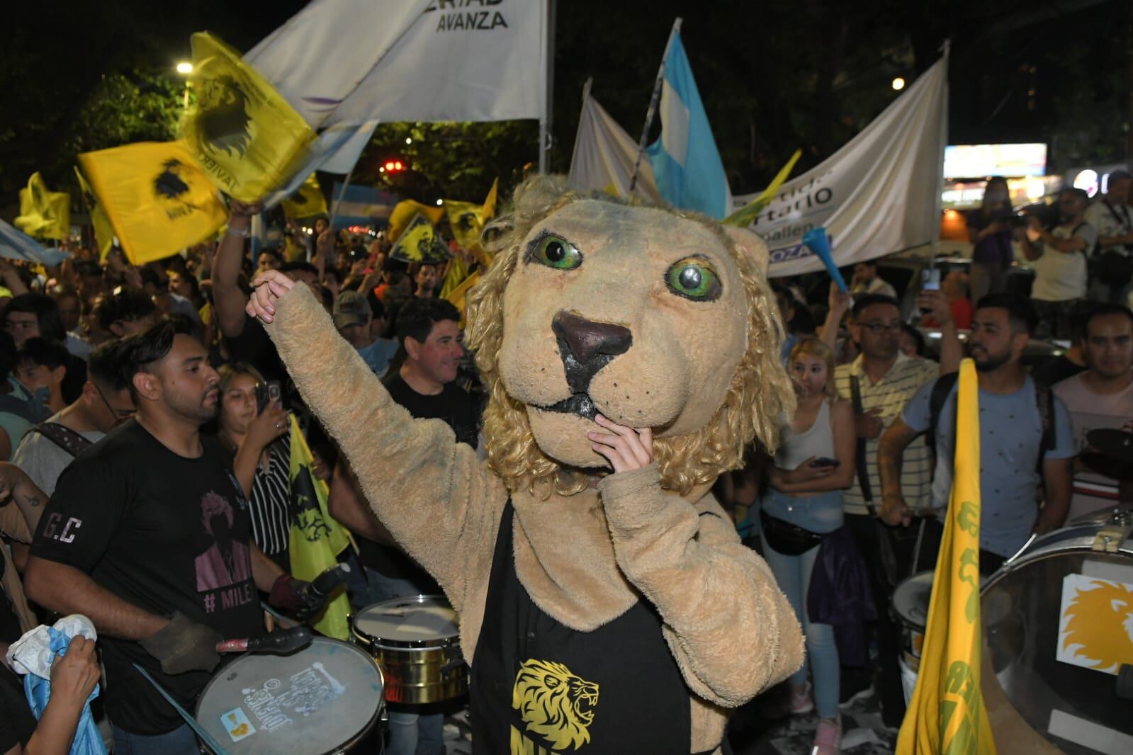 Festejos en Mendoza por el triunfo presidencial de Javier Milei con cientos de personas en las calles del centro y también en la sede del Partido Democrata en calle Sarmiento. Foto: Ignacio Blanco / Los Andes