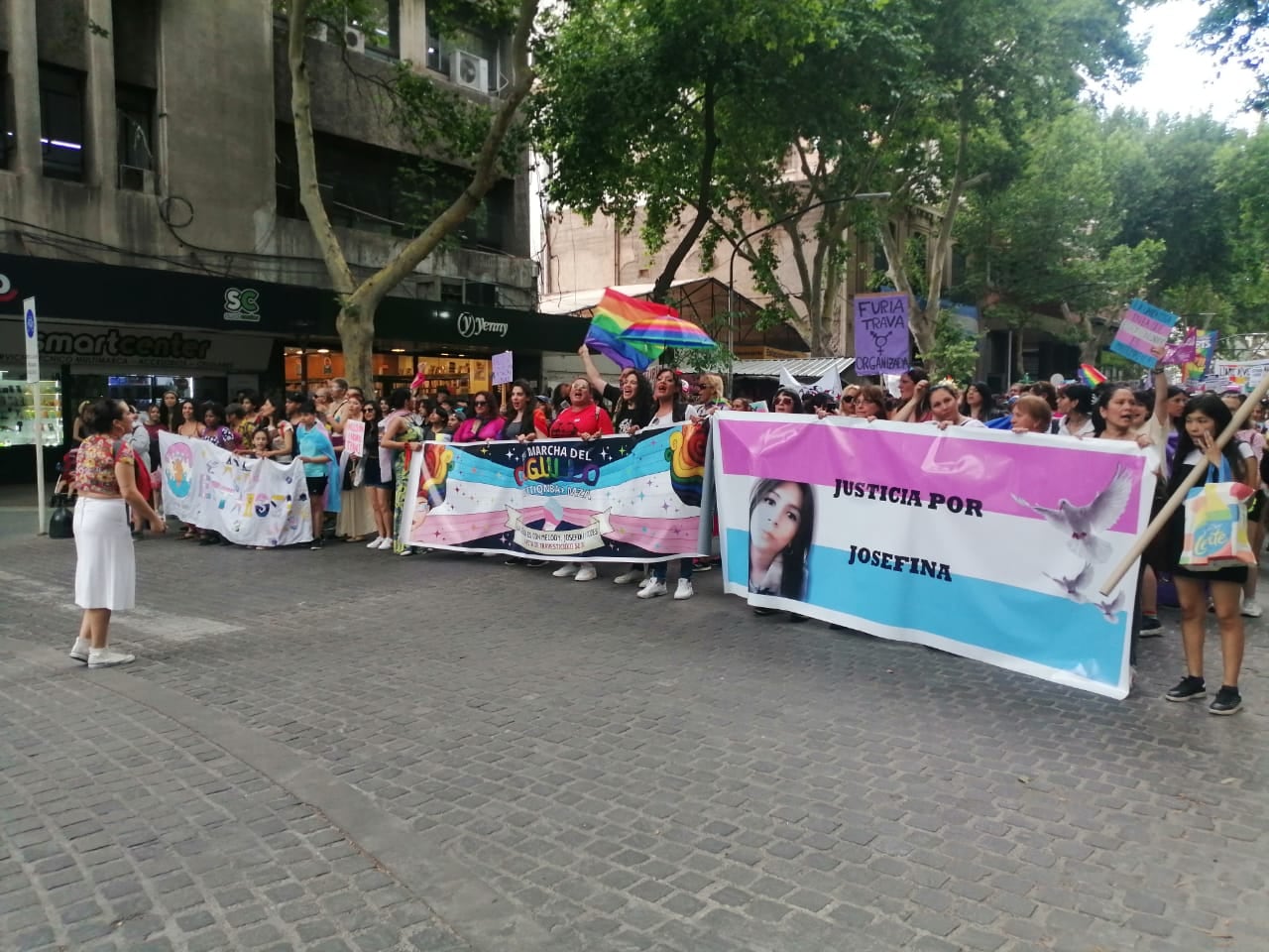 Pasadas las 17, decenas de personas marcharon por las calles de la Ciudad en la 12° edición de la Marcha del Orgullo en Mendoza.