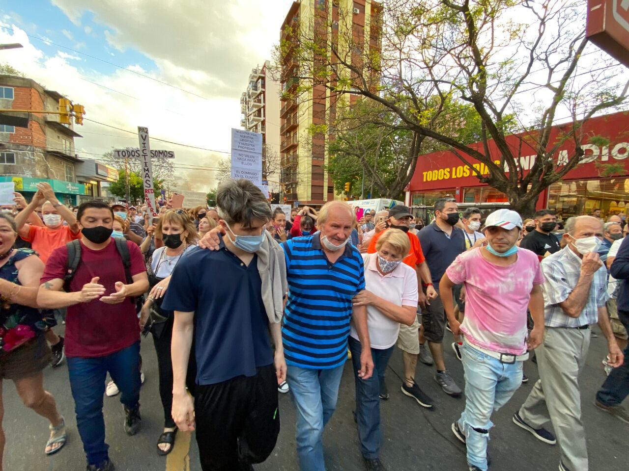 Vecinos de La Matanza protestan este lunes con duros reclamos al Gobierno. Foto: Clarín