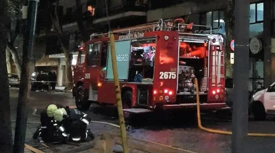 Varias dotaciones de Bomberos trabajaron en el lugar para contener las llamas.