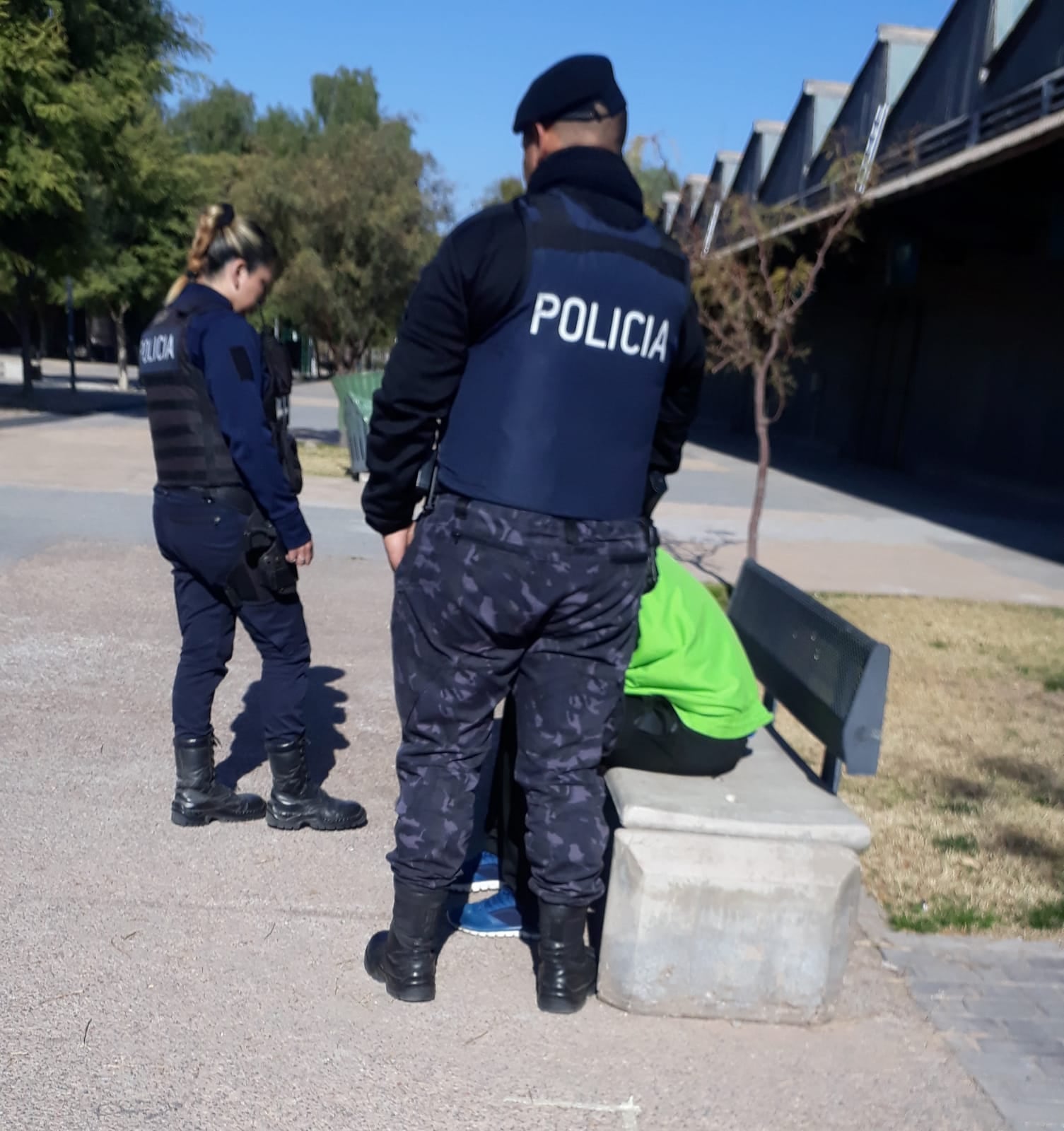 Un hombre de 25 años quiso tirarse desde el puente que cruza la calle Mitre, pero fue rescatado por las fuerzas de seguridad.