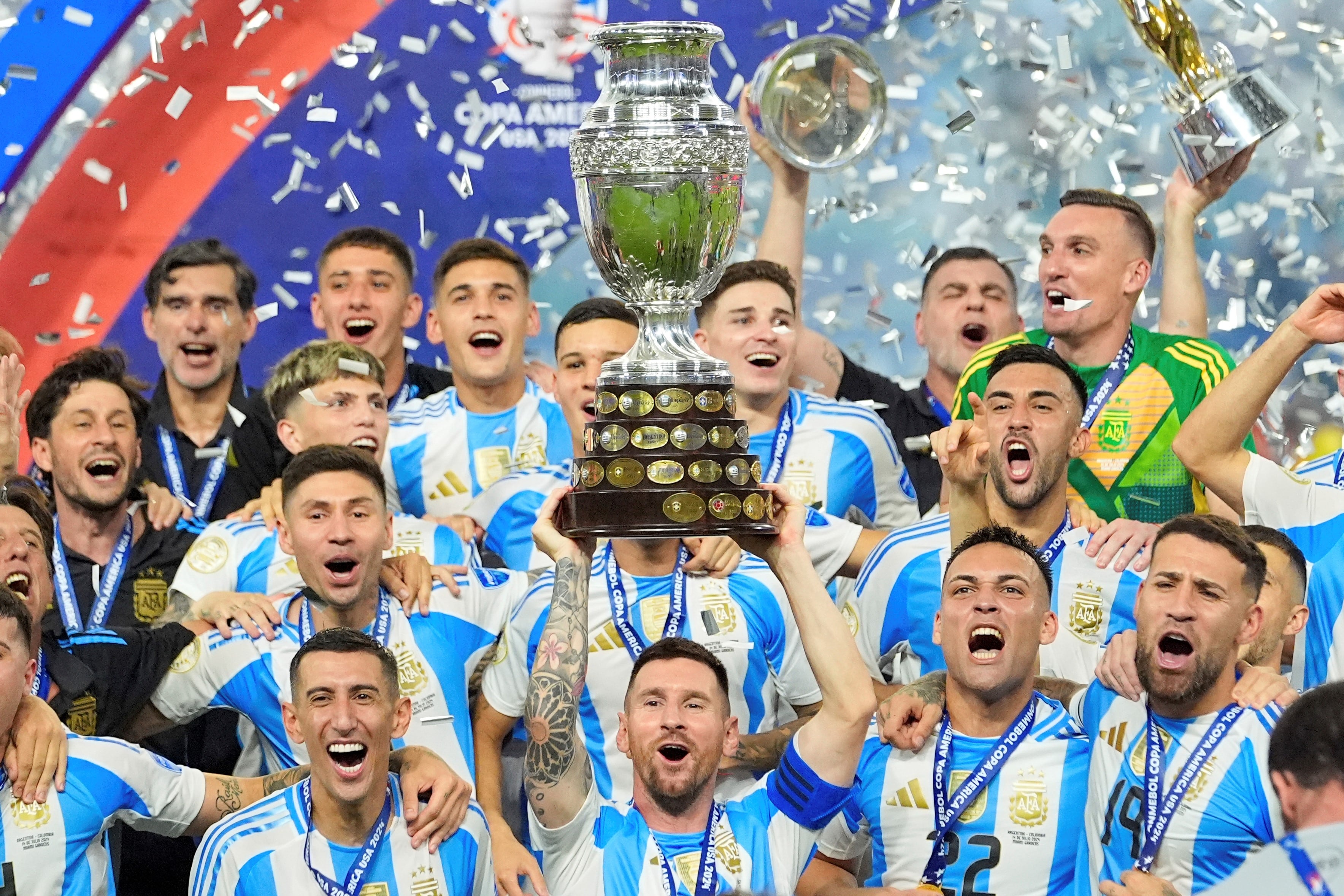 Messi levanta la Copa América, un trofeo que sigue agrandando el listado de conquistas de la selección argentina. (AP)