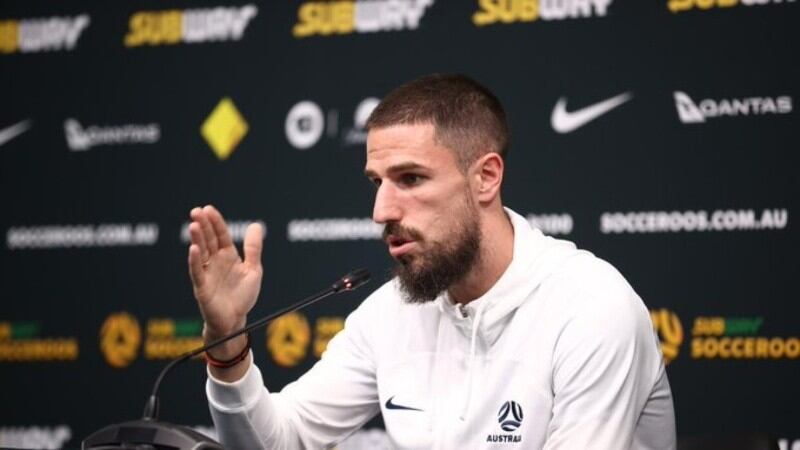 Miloš Degenek en conferencia de prensa