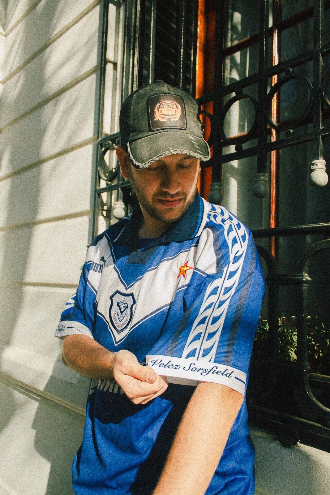 Quién es el “gurú” de las camisetas de fútbol que ayuda a conseguir buenas prendas y a precios increíbles. Foto: Gentileza @GorrasCavs