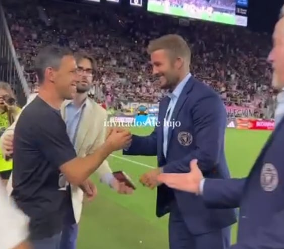 Se presume que el hombre se desempeña como el asistente personal de David Beckham. En un video, se lo puede ver tomando el celular del ex futbolista cuando este va a saludar a Maxi Rodríguez. Foto: Captura video