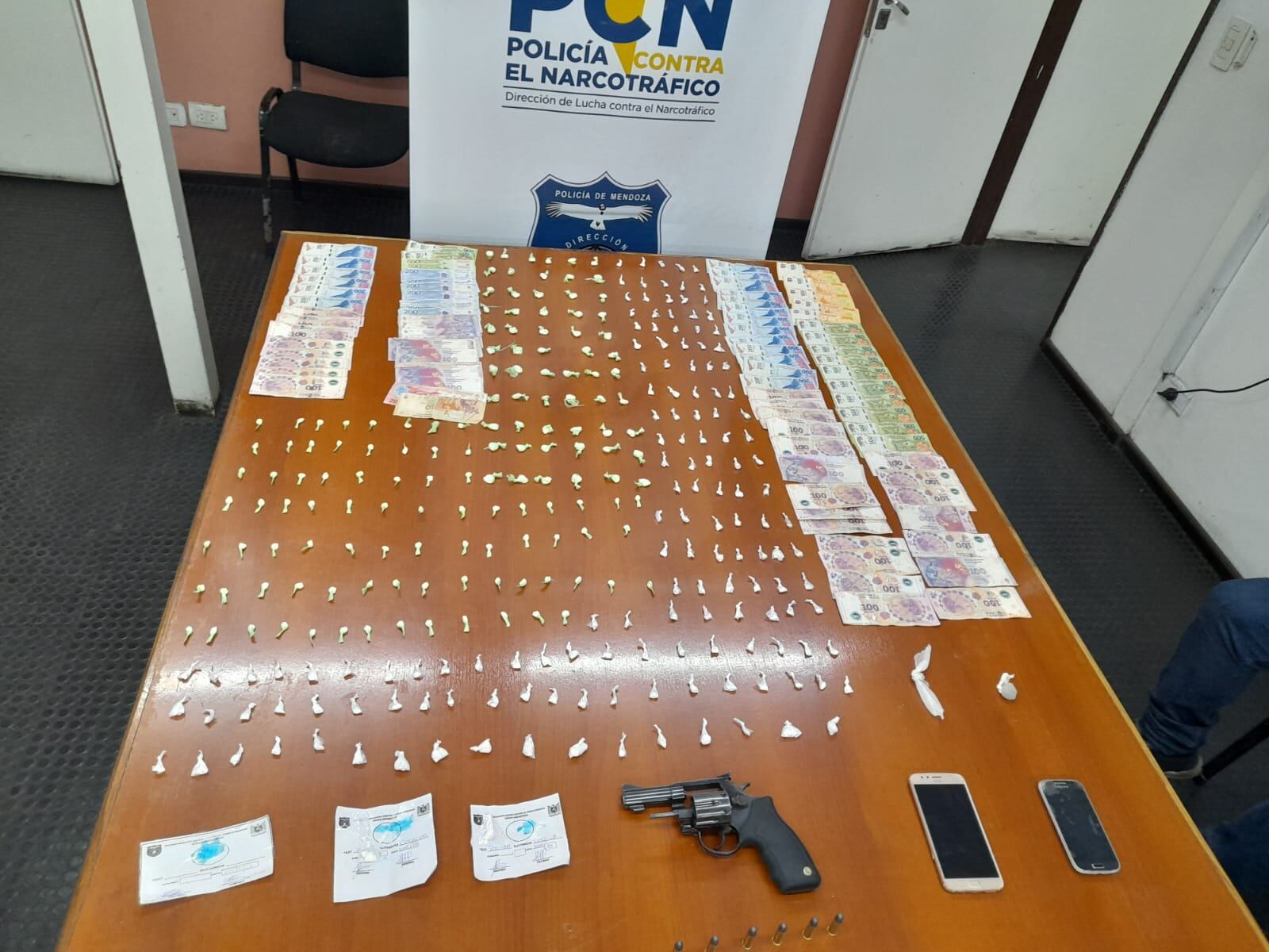 Policía Contra el Narcotráfico desbarató dos quioscos de droga en Las Heras. - Foto: Ministerio de Seguridad