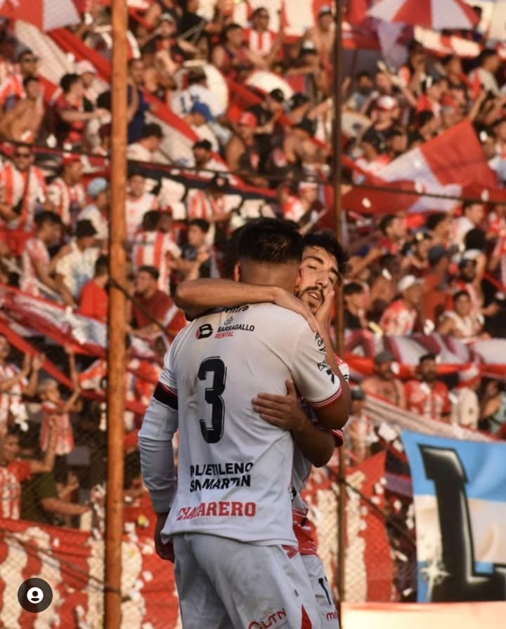 Nicolas Inostroza, de espalda, festeja el golazo que hizo desde afuera del área y le permitió al Chacarero, el pasaje definitivo a semifinales. 