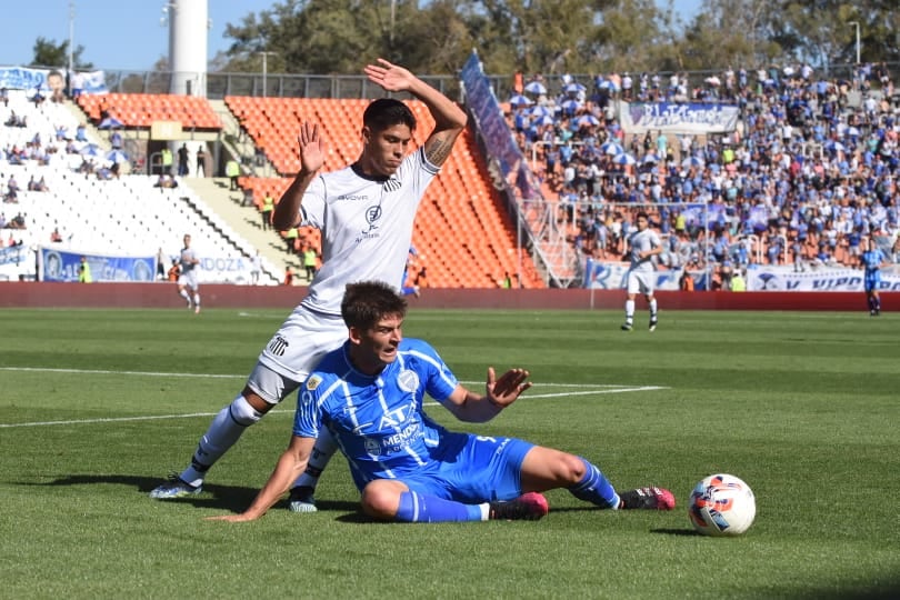 Godoy Cruz dio un paso en falso al caer en el estadio Malvinas Argentinas ante Talleres de Córdoba. / Mariana Villa ( Los Andes).