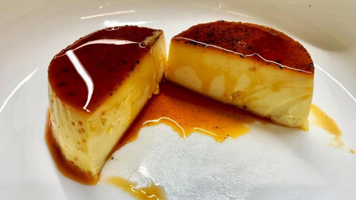 Así se hace un rico flan de yogurt.