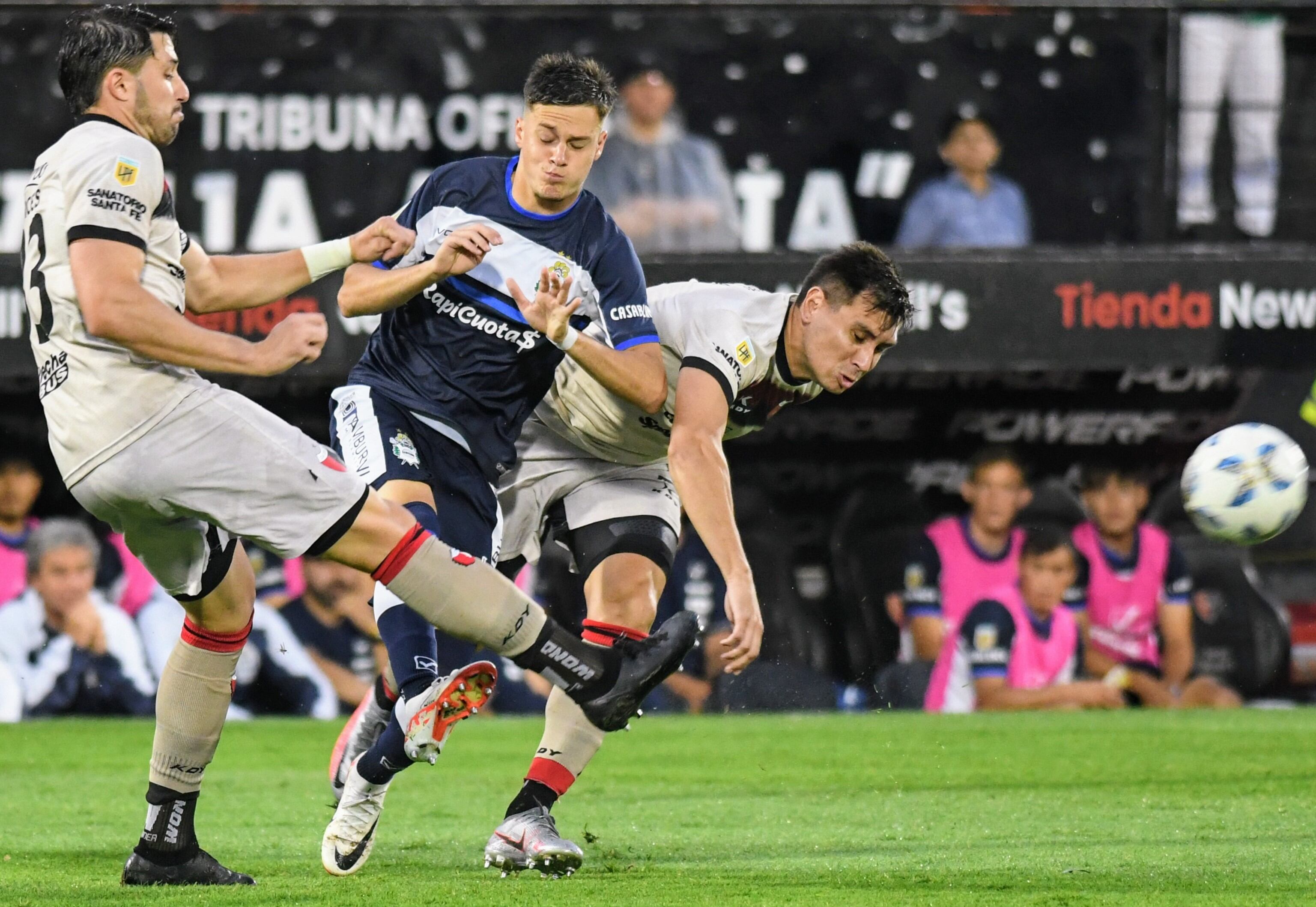 Colón y Gimnasia en el cotejo disputado en la cancha de Newell's. (Fotobaires).