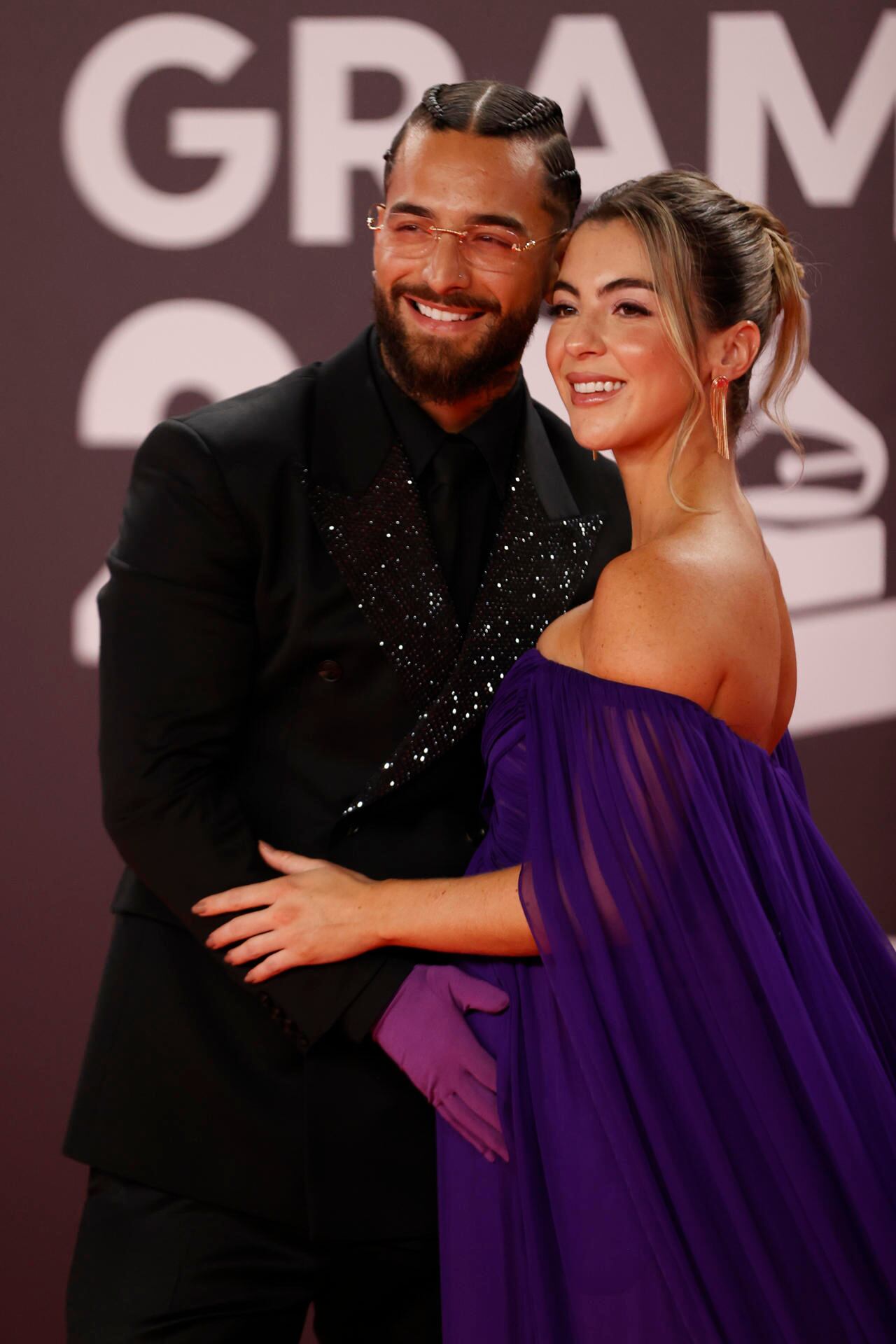 SEVILLA. 16/11/2023.- Maluma y su pareja, Susana Gómez, posan para los fotógrafos en la alfombra roja de la gala anual de los Latin Grammy, este jueves en Sevilla. EFE/Jorge Zapata
