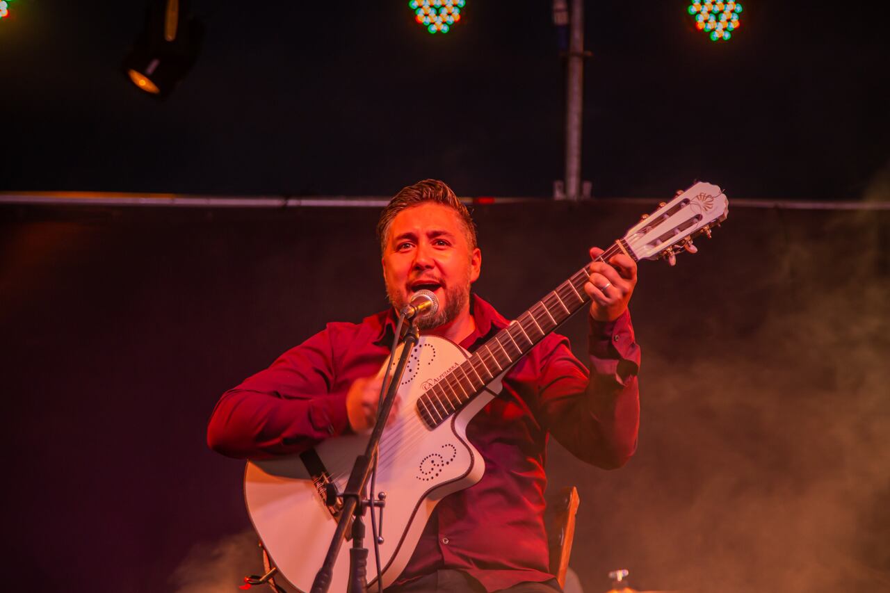 Cristian Soloa y su grupo protagonizaron el Patio Malbec, donde la previa se vivió a puro brindis, música y en un ambiente de disfrute.