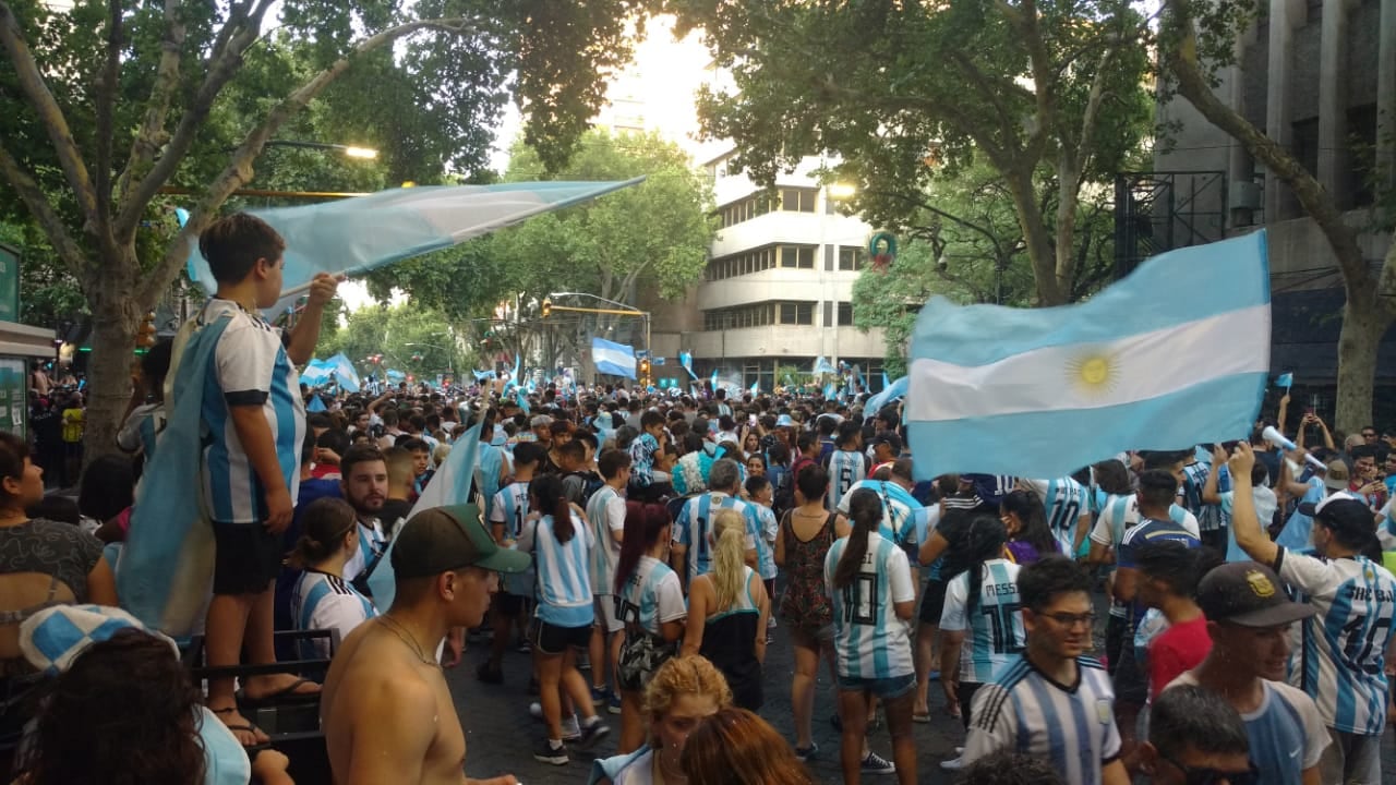 Miles de hinchas salieron a festejar a Peatonal y San Martín cargados de alegría y emoción. - José Gutiérrez / Los Andes