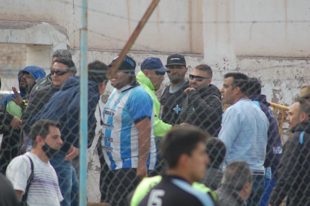 Momento en el que los hinchas de Argentino irrumpen en el sector asignado a la gente de Gutiérrez.