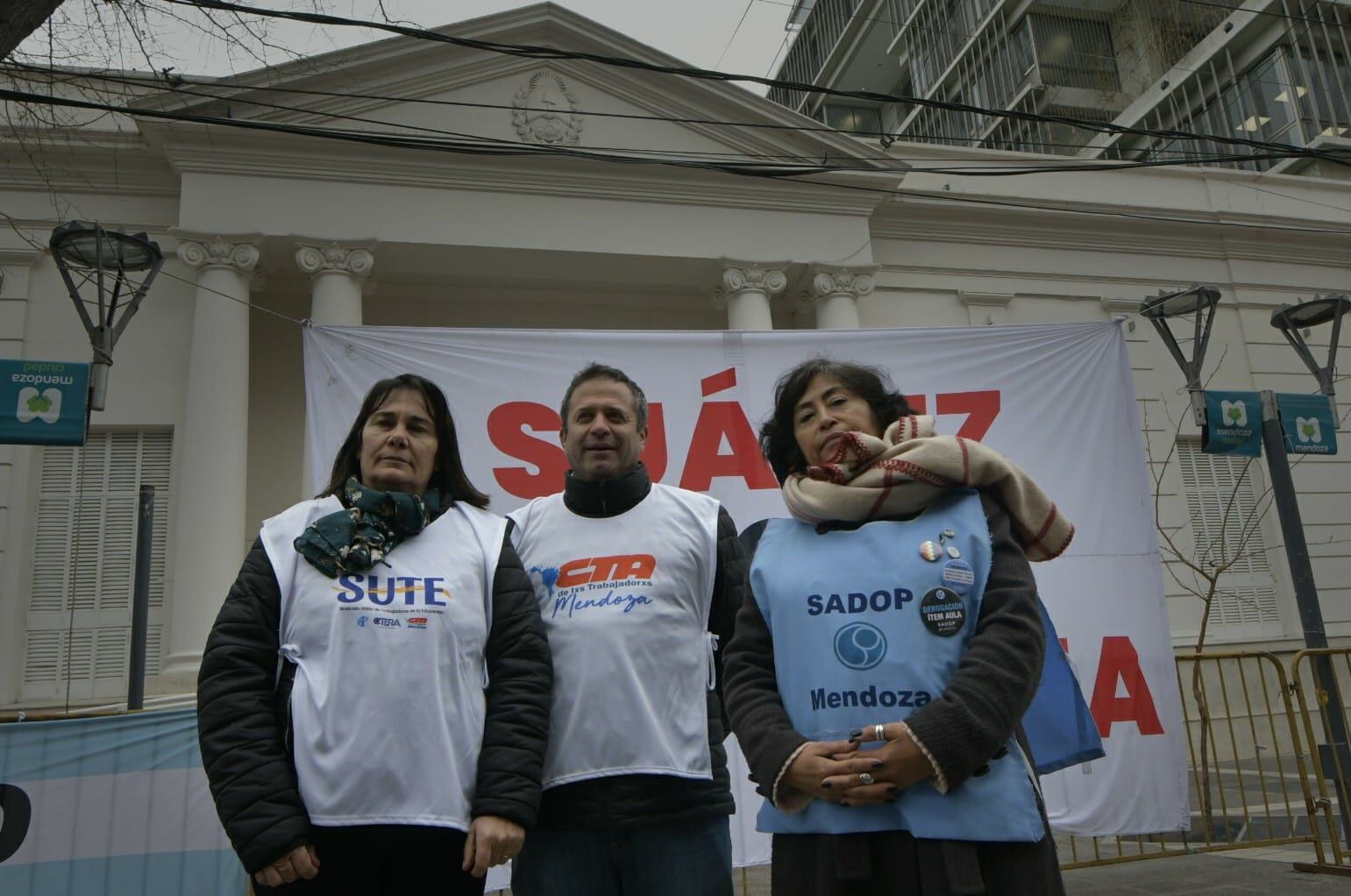 Los gremialistas Carina Sedano, Gustavo Correa y Ester Linca Lorca, esta mañana en la Legislatura Provincial. (Orlando Pelichotti / Los Andes)