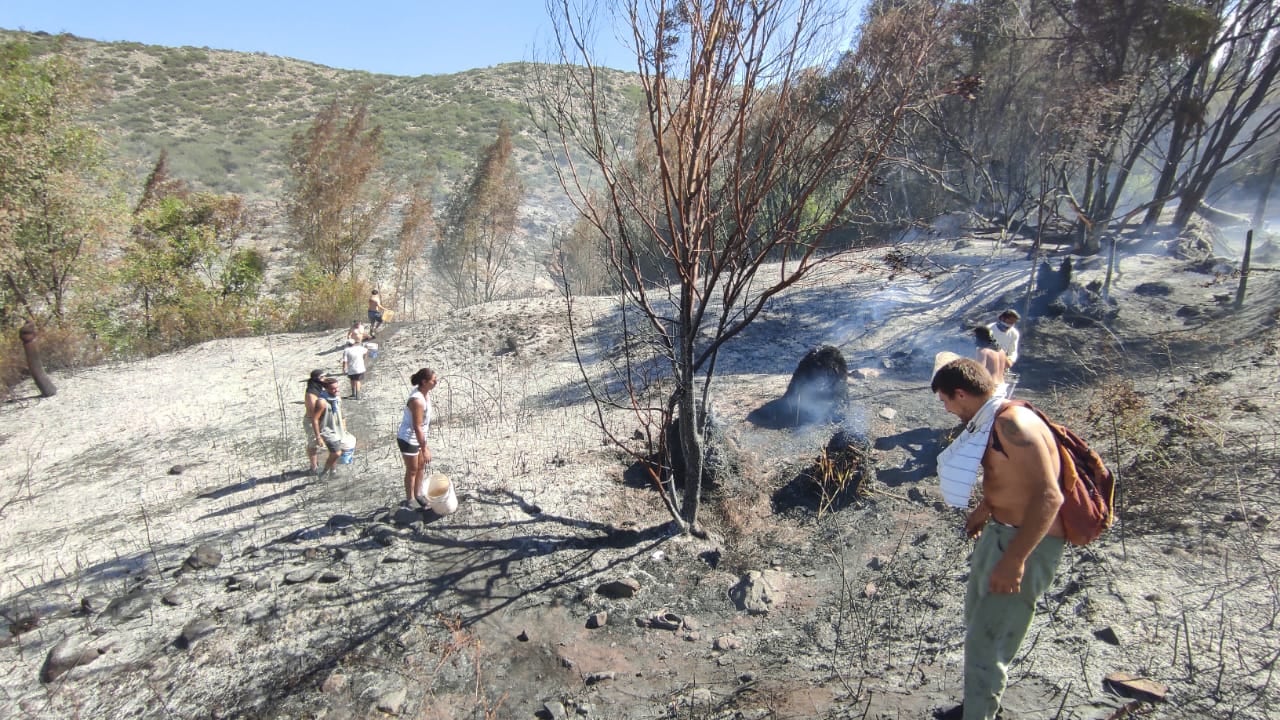 Incendios en el Salto. Vecinos y bomberos combaten las llamas en la localidad de montaña. 