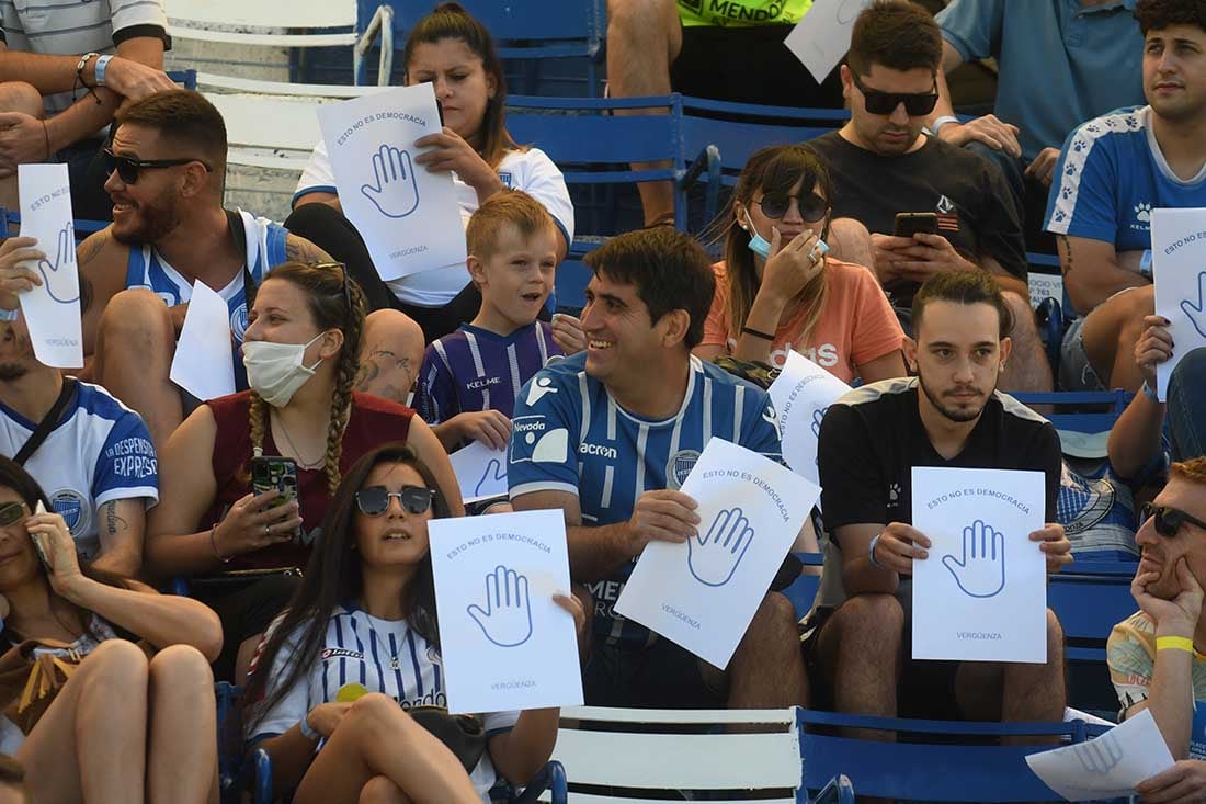 En las instalaciones del club Godoy Cruz Antonio Tomba, los socios participan de las elecciones para elegir nuevos dirigentes del club.
Hinchas opositores a la lista azul y blanca  en la tribuna techada del estadio