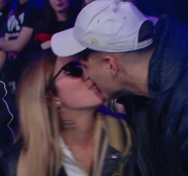 Mauro y Cata a los besos en la tribuna.