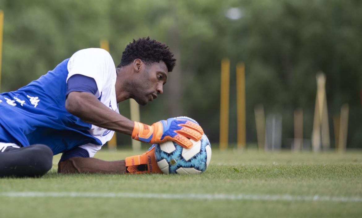 El ecuatoriano está trabajando para poder desvincularse de Vélez y llegar al Tomba.