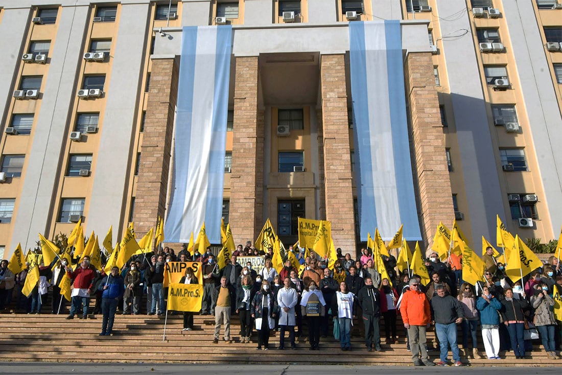 La Asociación Mendocina de Profesionales de la Salud (Ampros) se convocó en la explanada de Casa de Gobierno.
Foto: Orlando Pelichotti / Los Andes