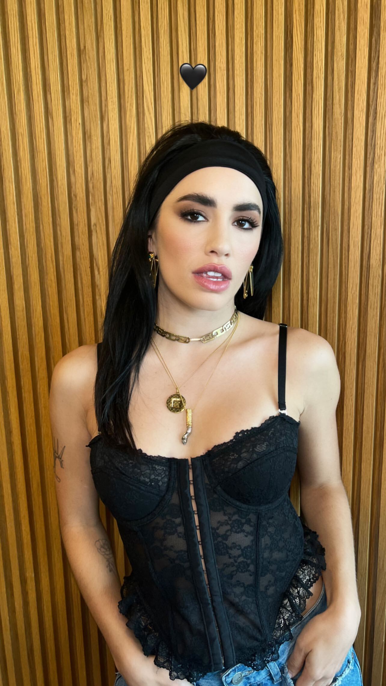 Lali Espósito y los fogosos looks negros que uso los últimos días.