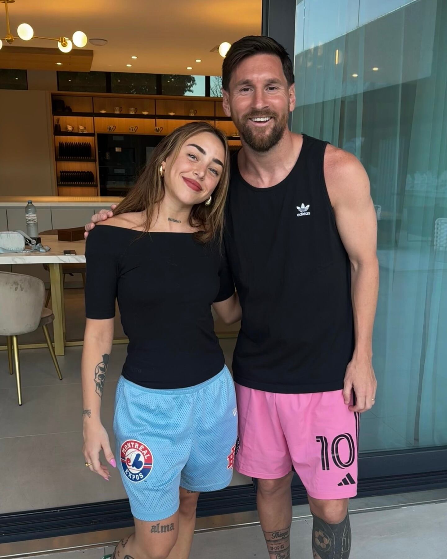 Nicki Nicole visitó a Lionel Messi en su casa de Funes.