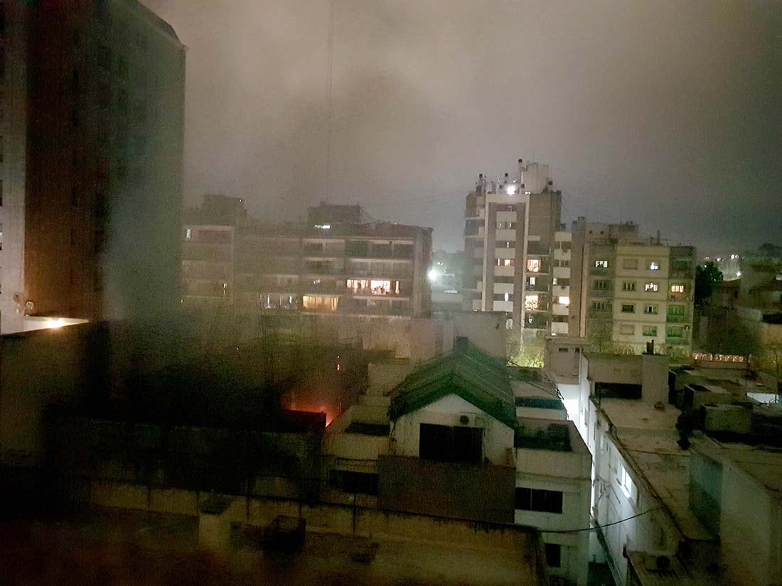 Incendio registrado en la noche del domingo en un edificio de avenida Colón  en la Ciudad de Mendoza, generó pérdidas totales en un taller-depósito y en una obra en construcción abandonada. Foto: Orlando Pelichotti / Los Andes