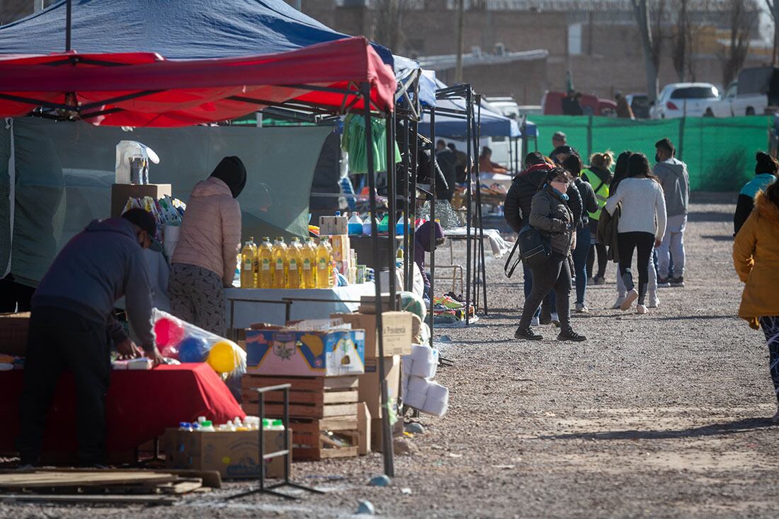 Juana vende ropa en la feria persa "Feria a Cielo Abierto" en el Borbollon y muchas veces cambia ropa por frutas y verduras. 

