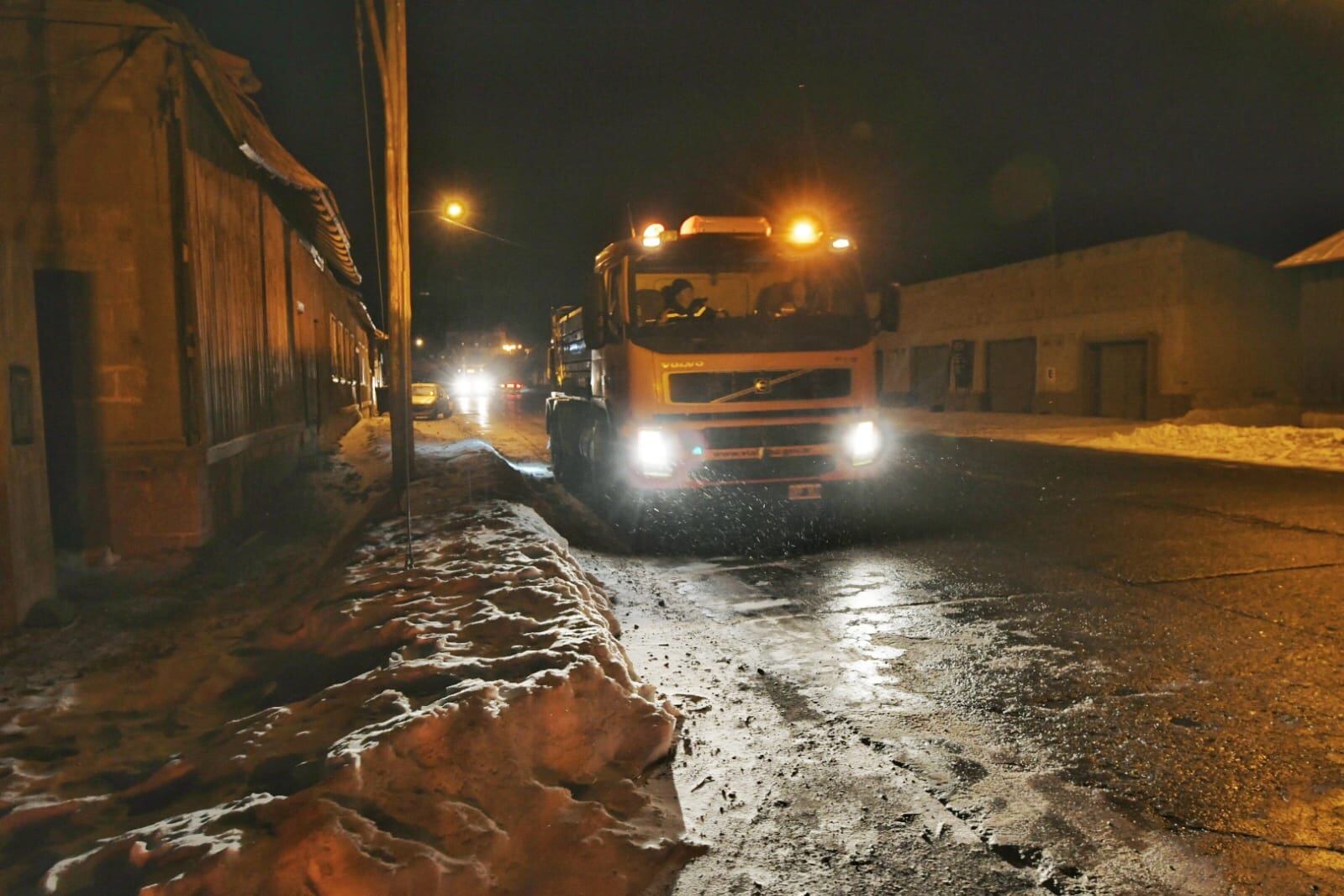 Comenzaron los trabajos de vialidad en la Las Cuevas con el ingreso del temporal de nieve. Foto: Ignacio Blanco / Los Andes