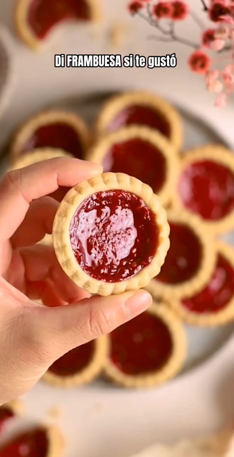 Mini tartitas con mermelada de frambuesa.