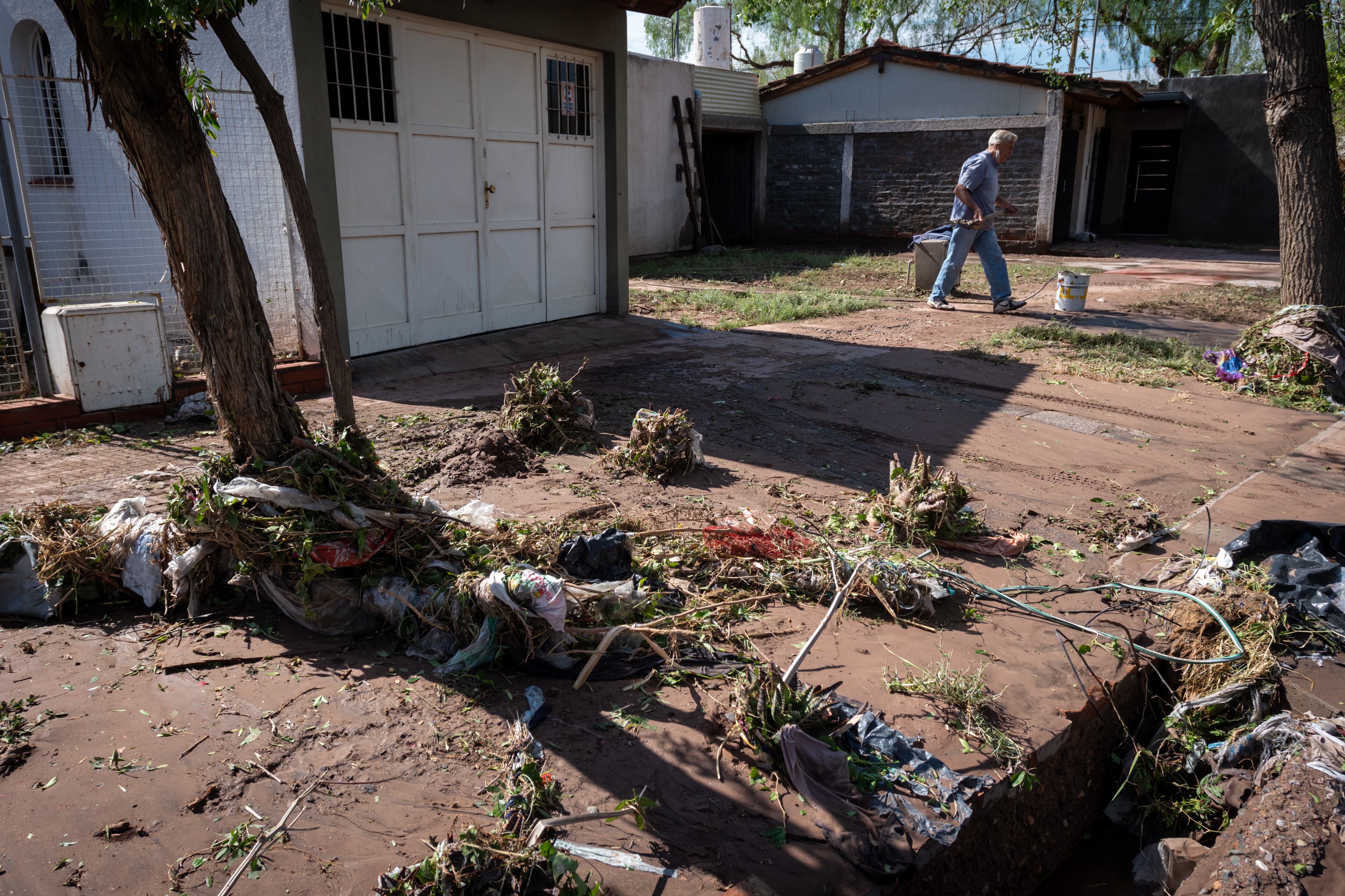 Un combo peligroso: a la lluvia se le sumó la basura en calles y cauces, lo que contribuyó a las inundaciones y a la suciedad que luego quedó en la vía pública.