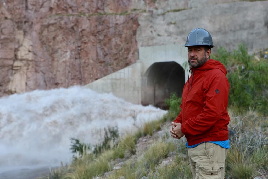 Abrieron las compuertas del Dique Potrerillos por tareas de limpieza. / Foto: Gobierno de Mendoza