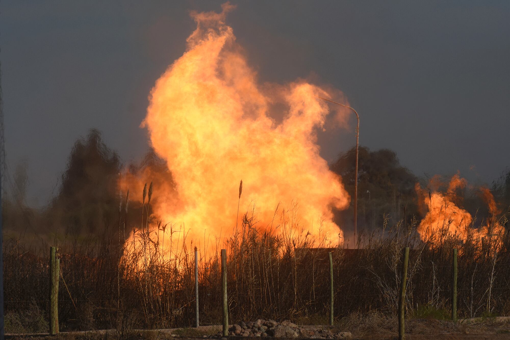 Cinco familias deberán dejar sus hogares por esta noche hasta que los riesgos desaparezcan, ya que son las viviendas ubicadas a escasos metros del fuego.