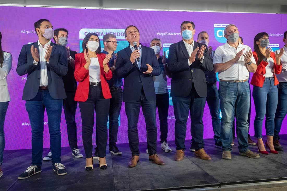 En el búnker Cambia Mendoza en el Hotel Aconcagua, el festejo después del resultado final de las elecciones.
Foto Ignacio Blanco