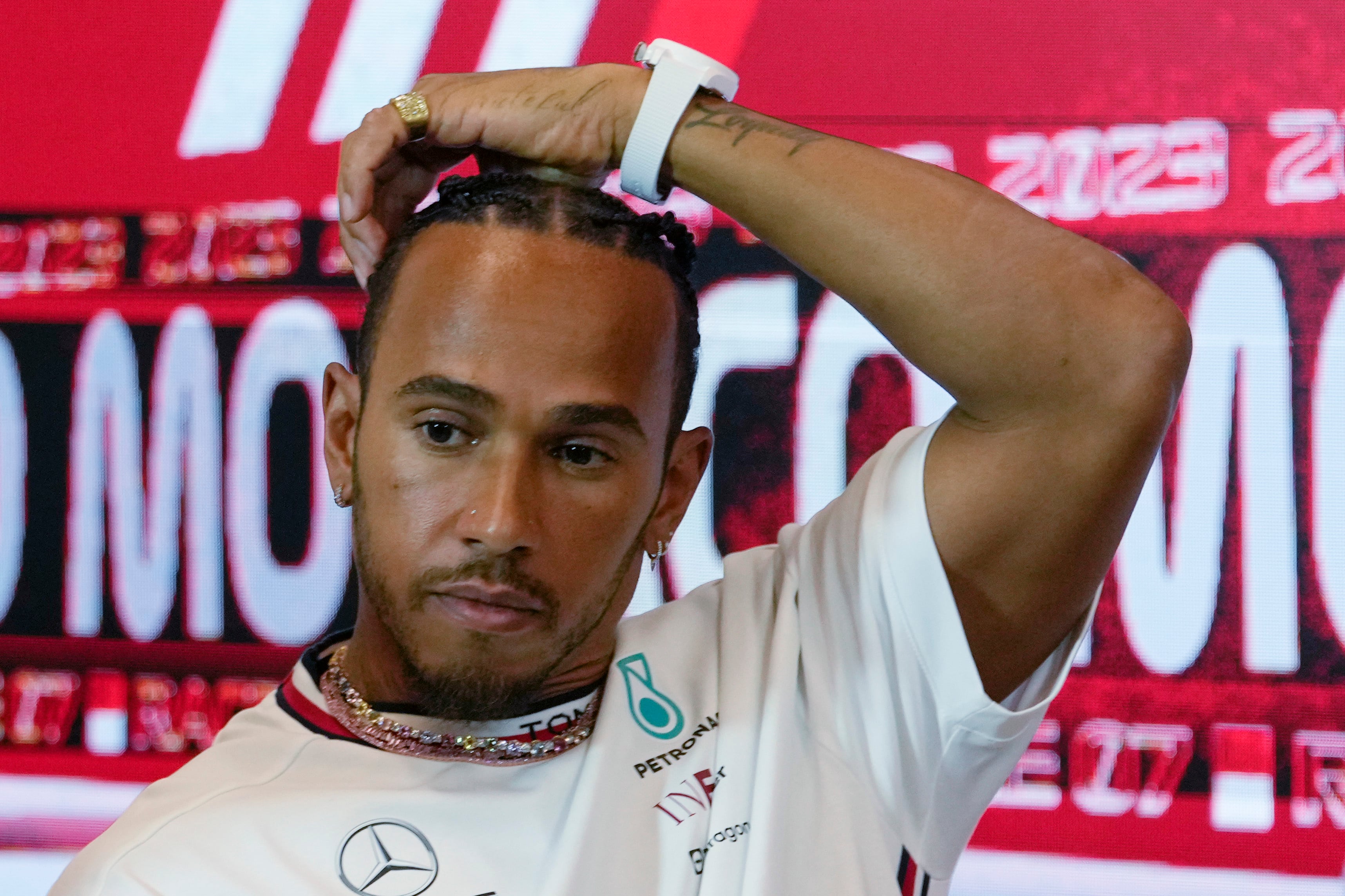 Lewis Hamilton, del equipo Mercedes, se tiene fe para el GP de Barcelona. (AP Foto/Luca Bruno)