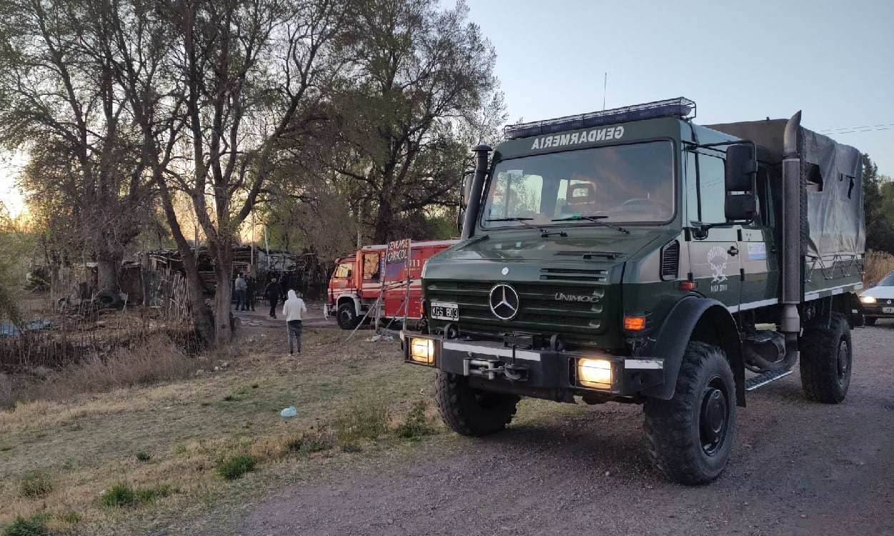 Un incendio dejó dos heridos y causó daños en una vivienda en San Carlos. | Foto: Gendarmería Nacional