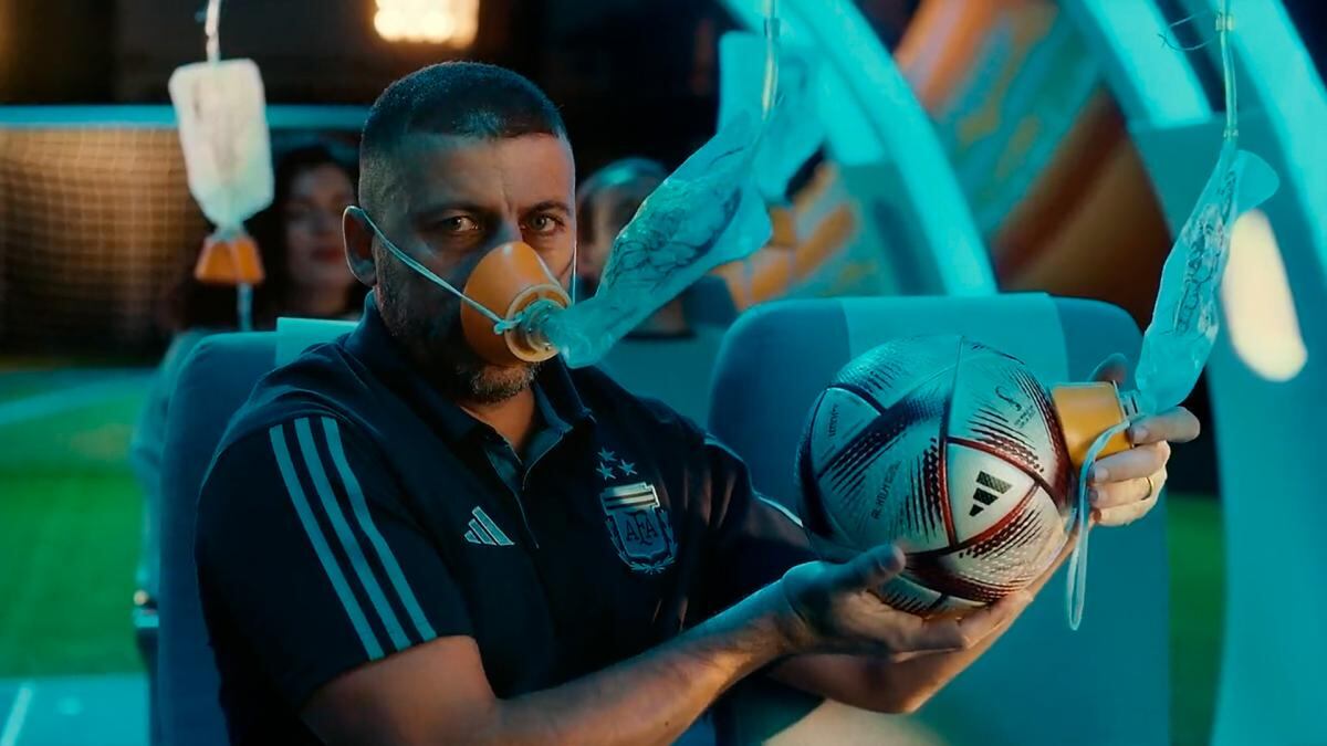 Walter Samuel en el spot de seguridad de Aerolíneas Argentina.