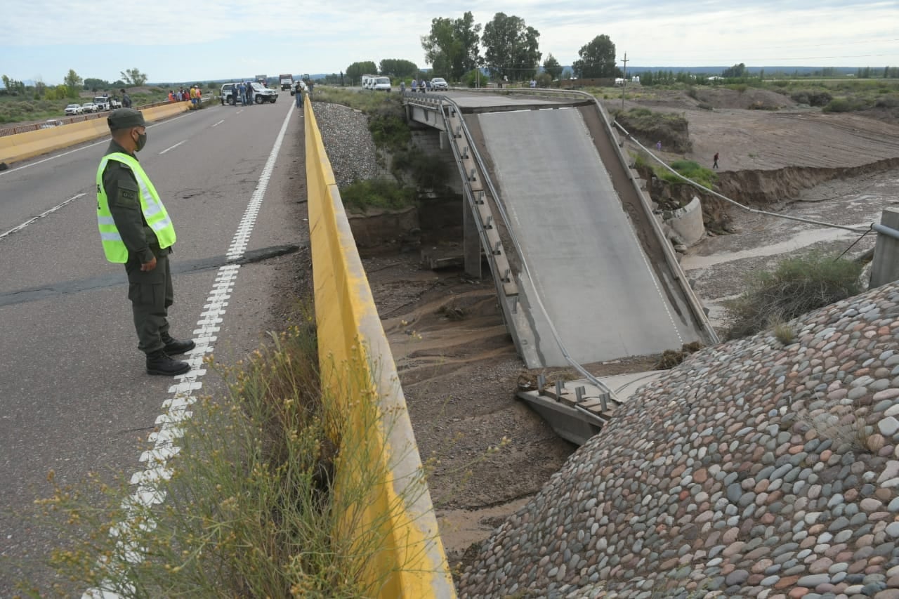 Por la caída del puente, ayer derivaron el tránsito hasta que pudo hacerse un by pass que redujo el desvío.