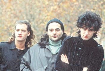 Soda Stereo: los primeros en profesionalizar el look. Viajaban con maquilladora, vestuarista y peluquera, inspirados por el estilo punk británico y los peinados tipo hongo atómico.