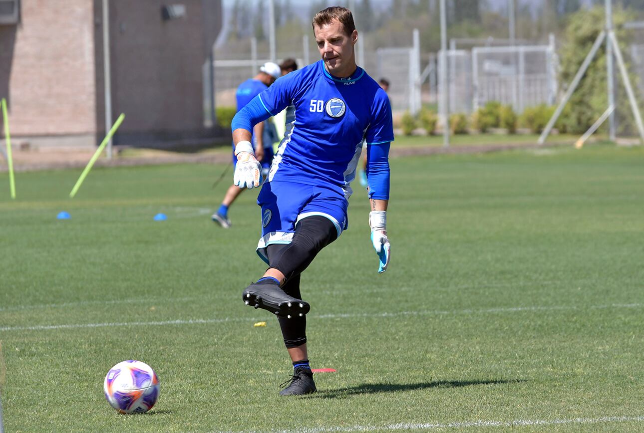 Esta mañana el Club Godoy Cruz Antonio Tomba volvió a la práctica y ya se hizo cargo de manera oficial el regreso del entrenador Diego Flores, conocido como El Traductor


Foto: Orlando Pelichotti