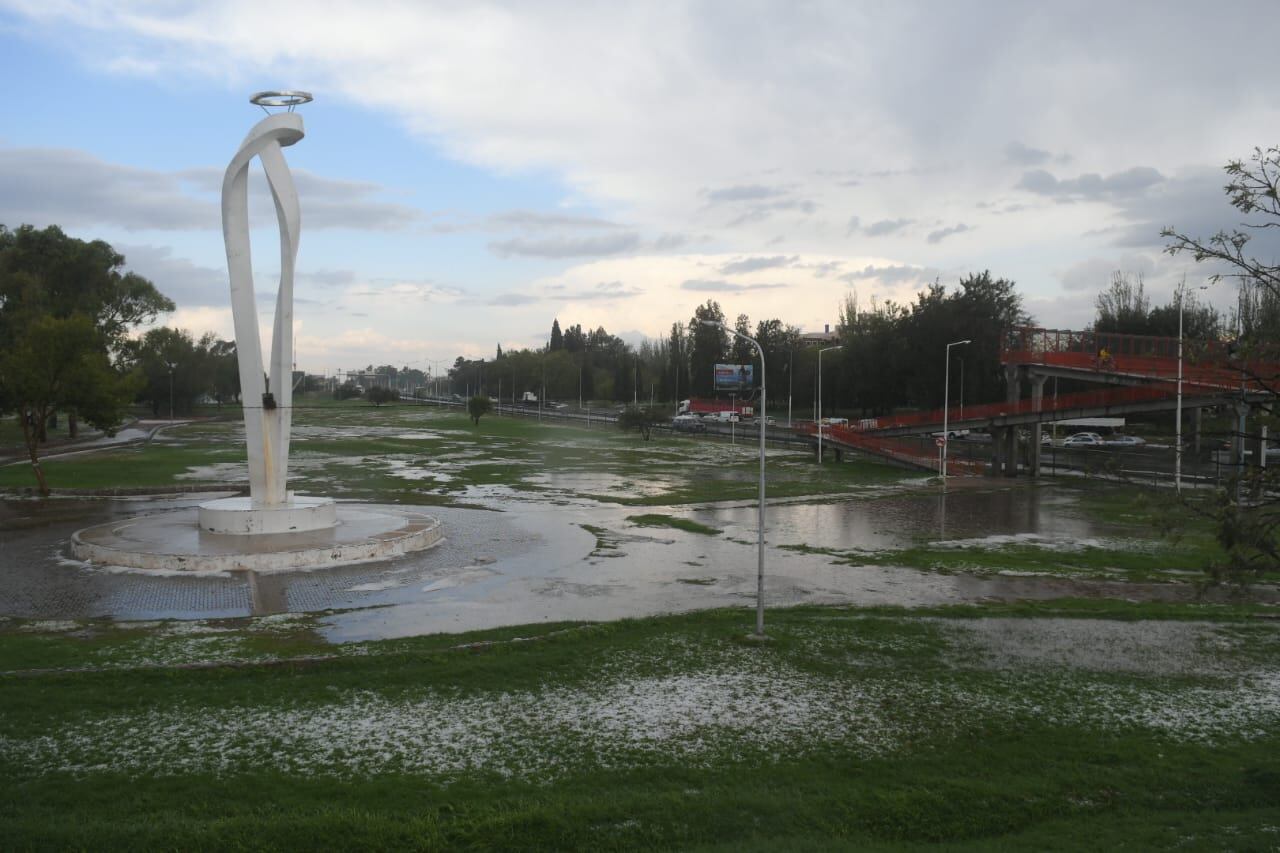 La fuerte tormenta que afectó al Gran Mendoza dejó daños en distintos puntos del área metropolitana. Ignacio Blanco.