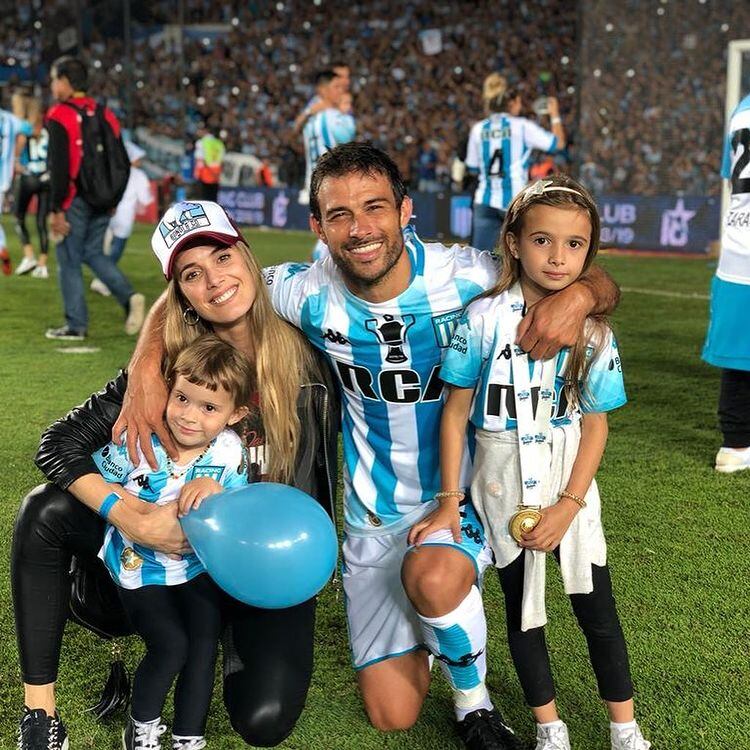 Chechu Bonelli junto a Darío Cvitanich y sus hijas.