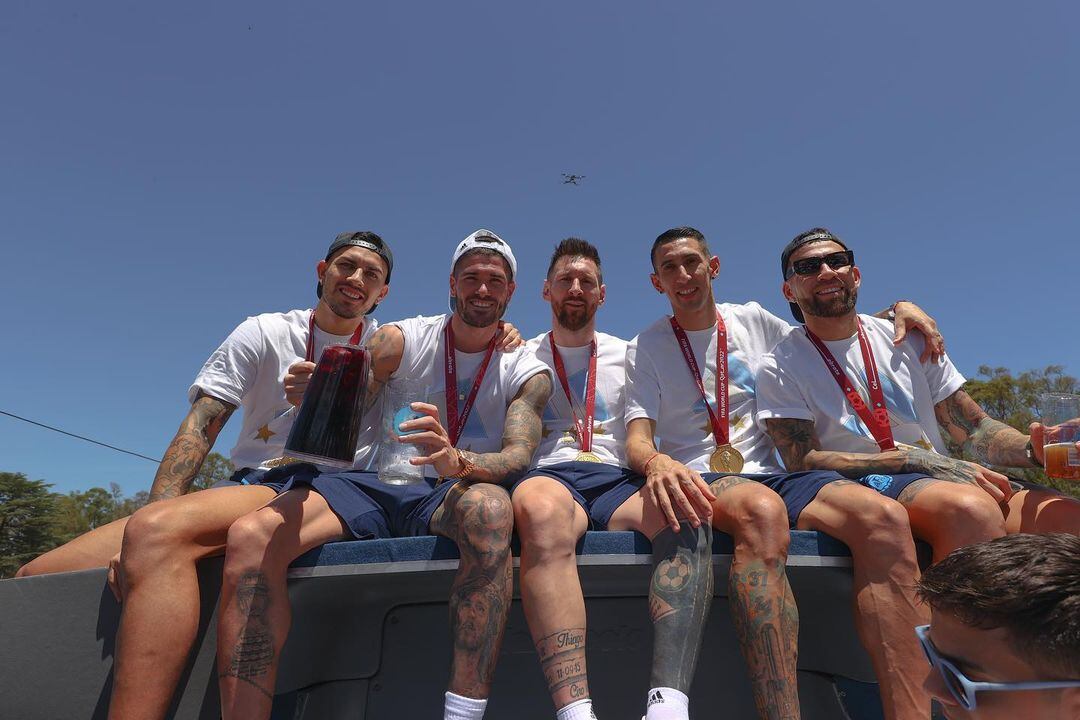 Leandro Paredes, Rodrigo de Paul, Lionel Messi, Ángel Di María y Nicolás Otamendi participaron de la caravana de la Selección Nacional desde Ezeiza.