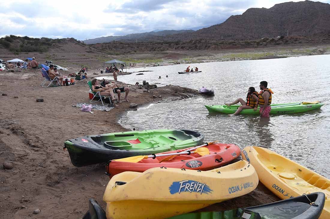 En la playa Bahía Príncipe del Dique Potrerillos, se puede disfrutar del paisaje de montañas y agua. Foto: José Gutierrez