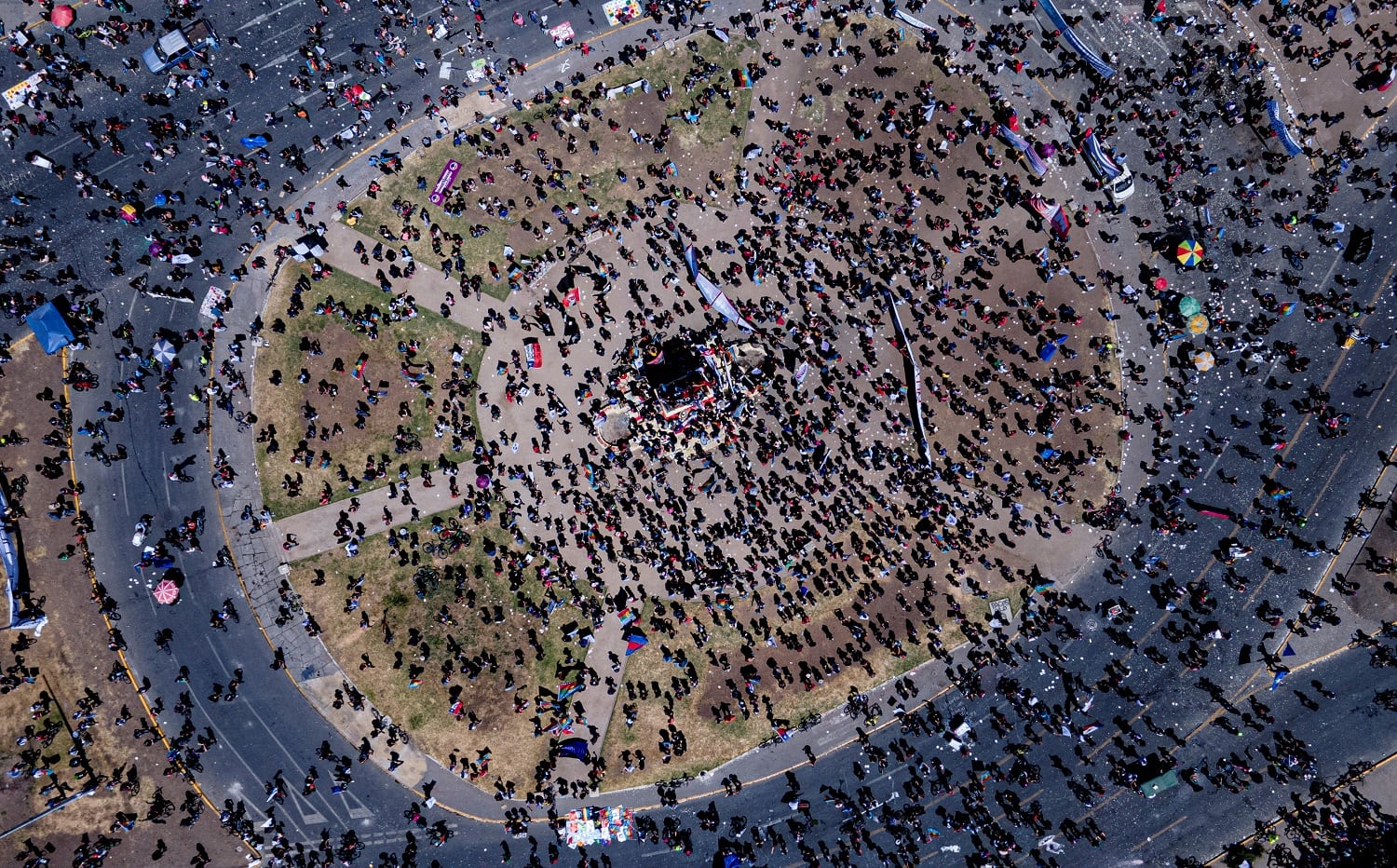 Manifestantes se reunieron en plaza Italia. Foto: AP