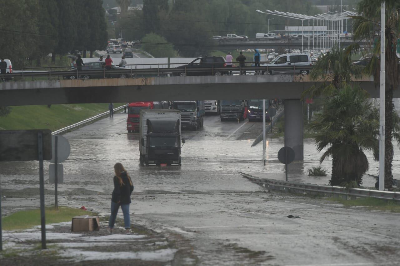 La fuerte tormenta que afectó al Gran Mendoza dejó daños en distintos puntos del área metropolitana. Ignacio Blanco.